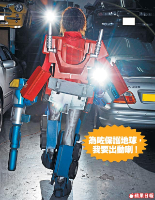 Illustration for article titled Real-Life Transforming Optimus Prime Costume